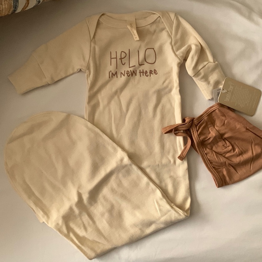 Tenth and Pine Organic Infant gown and hat set